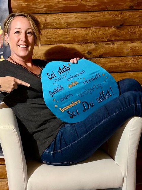Nadine Zünd lachend im Sessel mit einem Kissen: Sei Du selbst